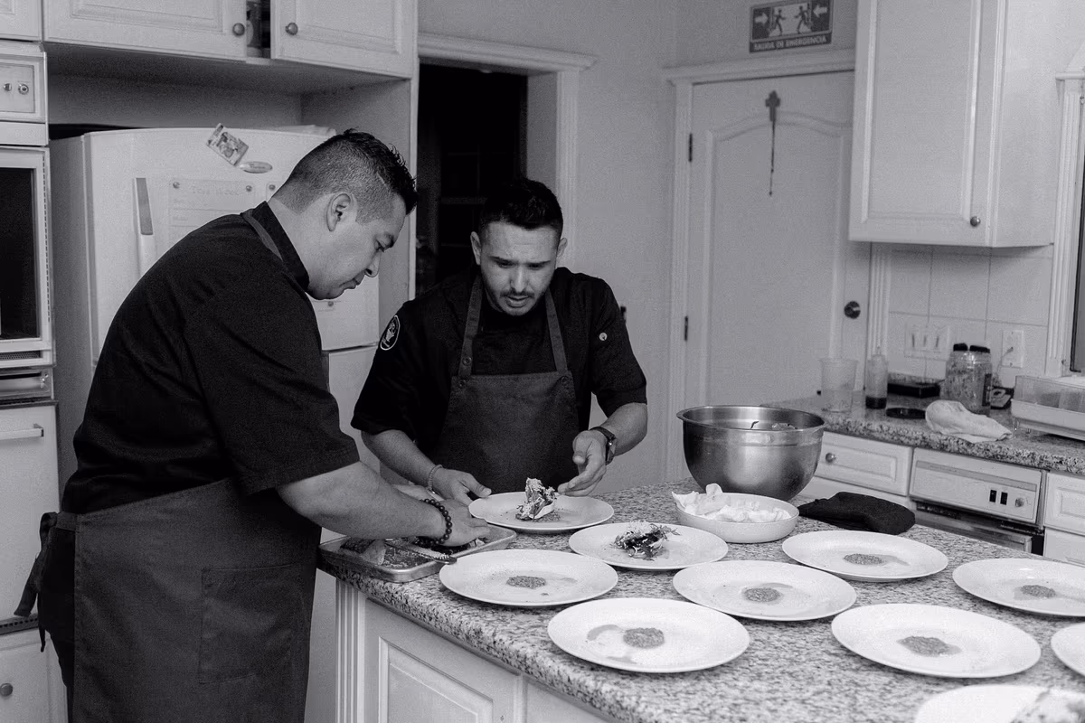 Chef David Rivera retratado por Ricardo Klef en la cocina del Hotel Casa Asturias.