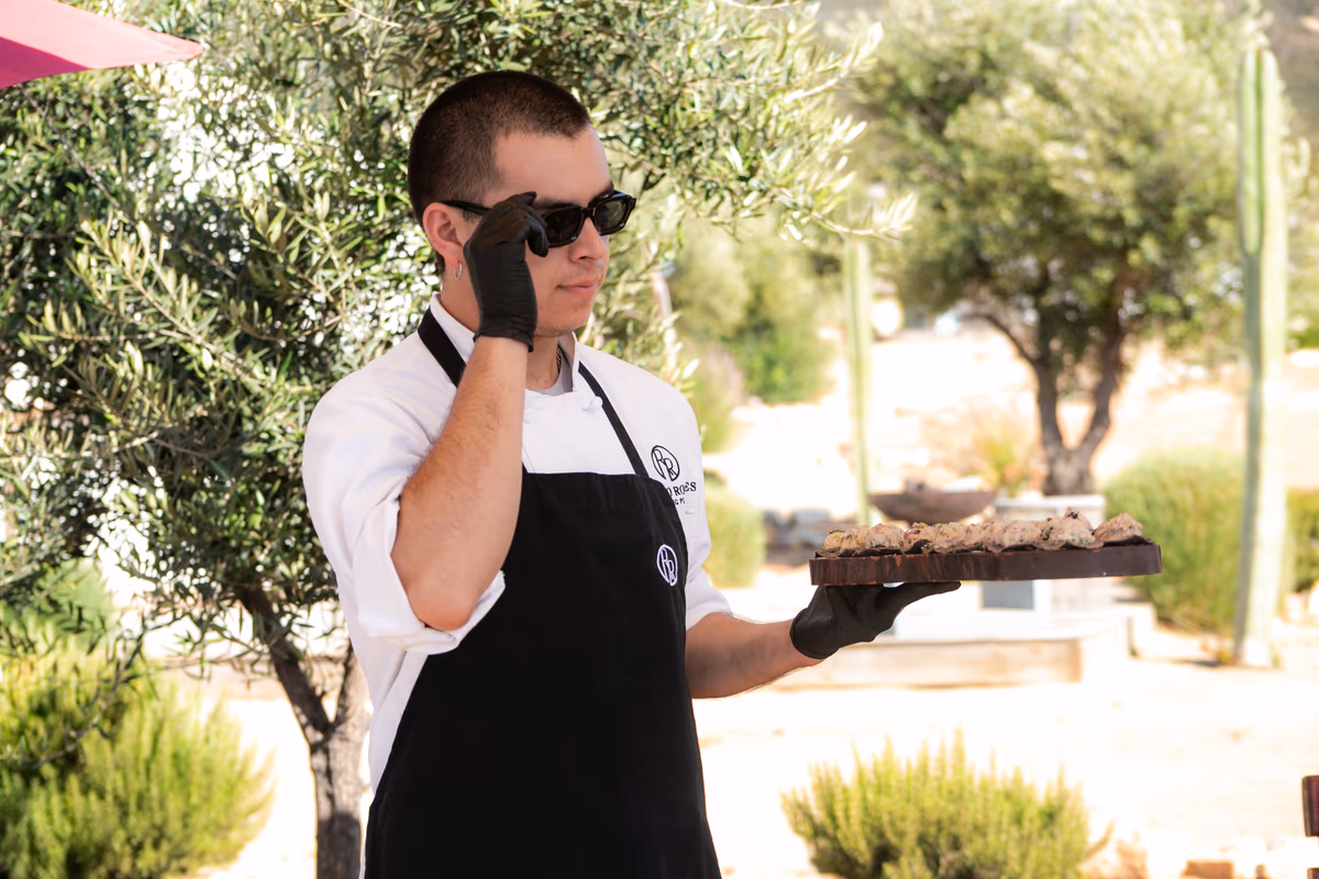 El chef Alonso Rosales, retratado por Ricardo Klef en Yuma Glamping del Valle, Valle de Guadalupe, junio de 2025.