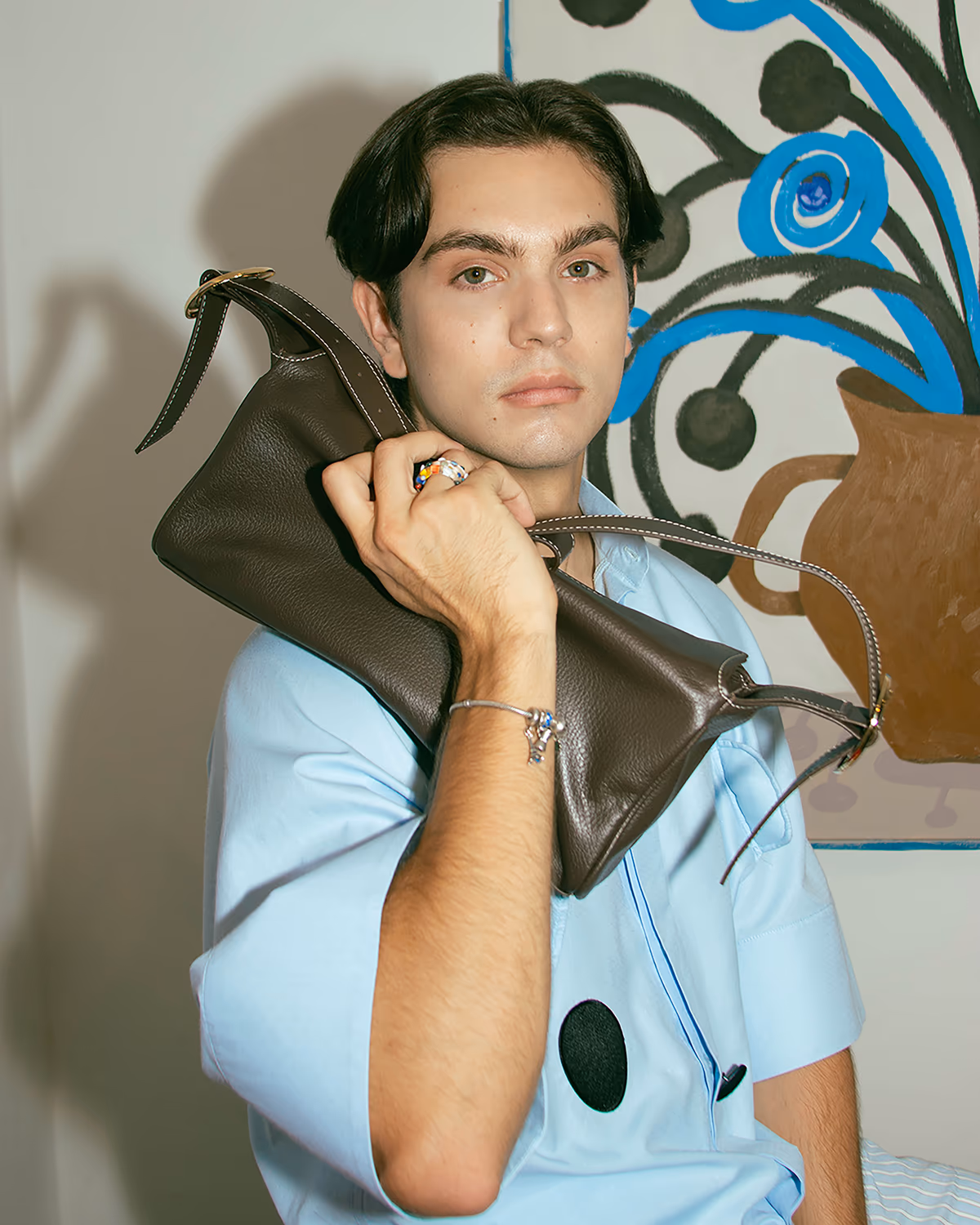 Santiago Terán con un bolso de Pompo en el estudio del artista Rocca Luis César.
