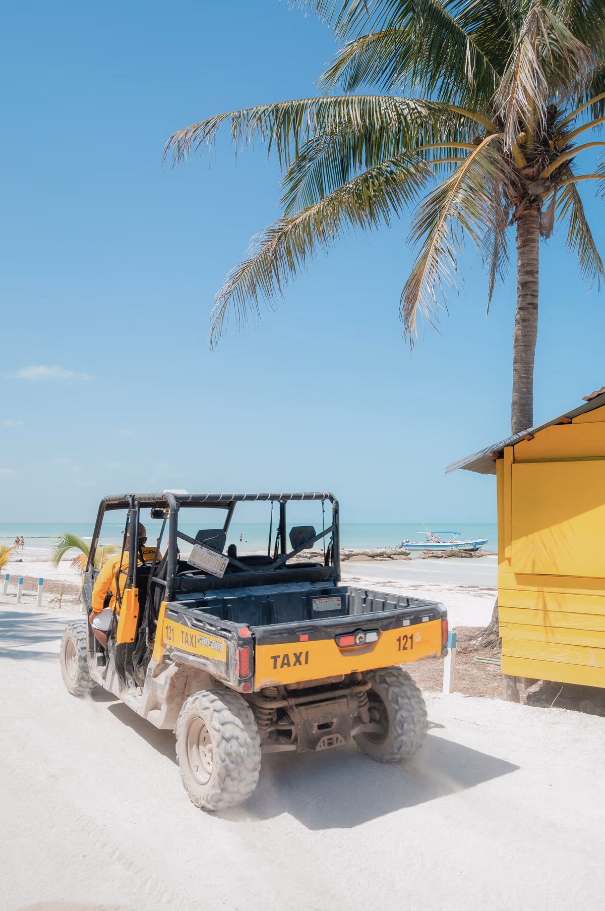 Taxi transitando en calle cercana a la playa de la isla