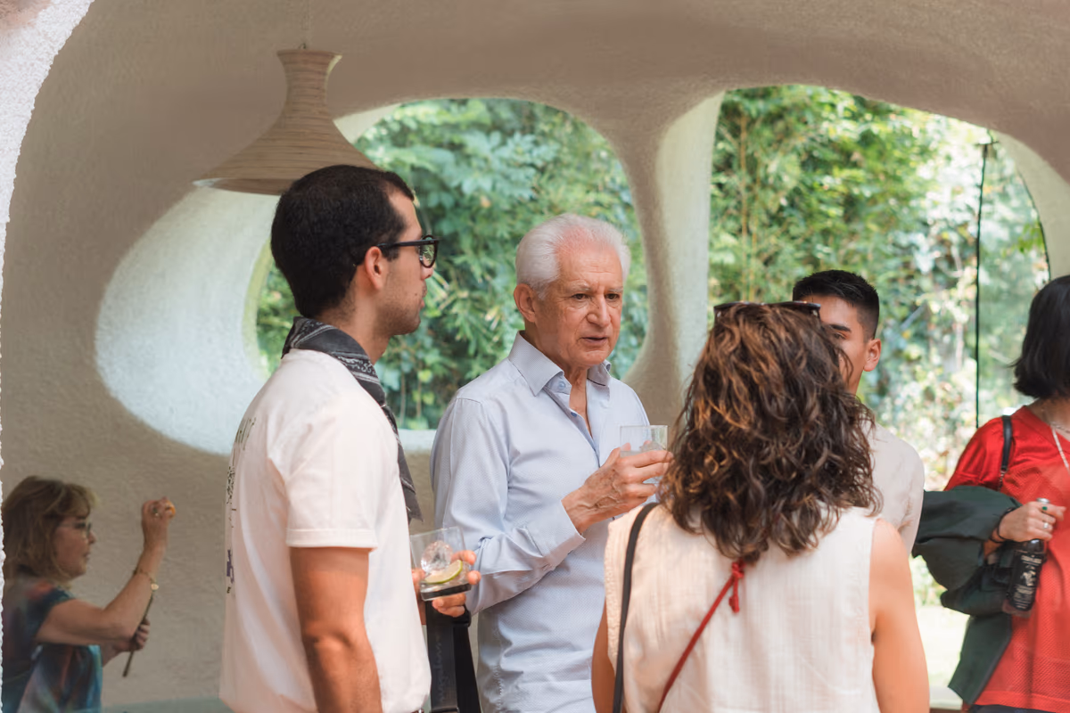 Javier Senosiain retratado por Dulce Vázquez, Ciudad Satélite, mayo de 2025.