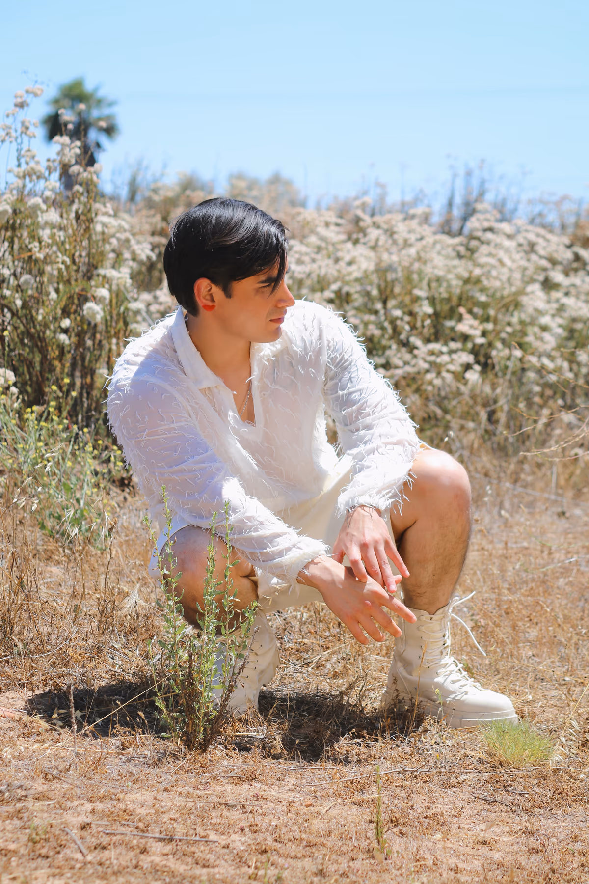 Luis Mata retratado por Cristian Martín en el Valle de Guadalupe, junio de 2025. Total look Alonso Romero.