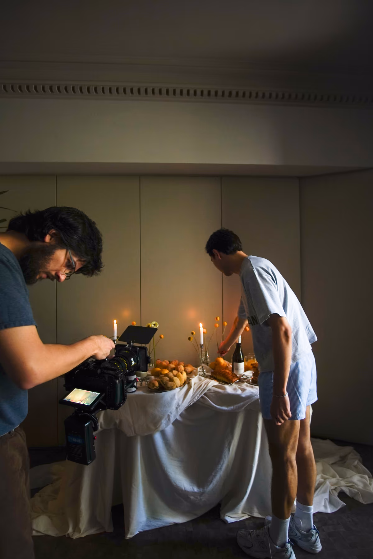 Detrás de cámaras de TABLOT con el chef Alejandro Morales afinando detalles. Fotografía por Dulce Vázquez