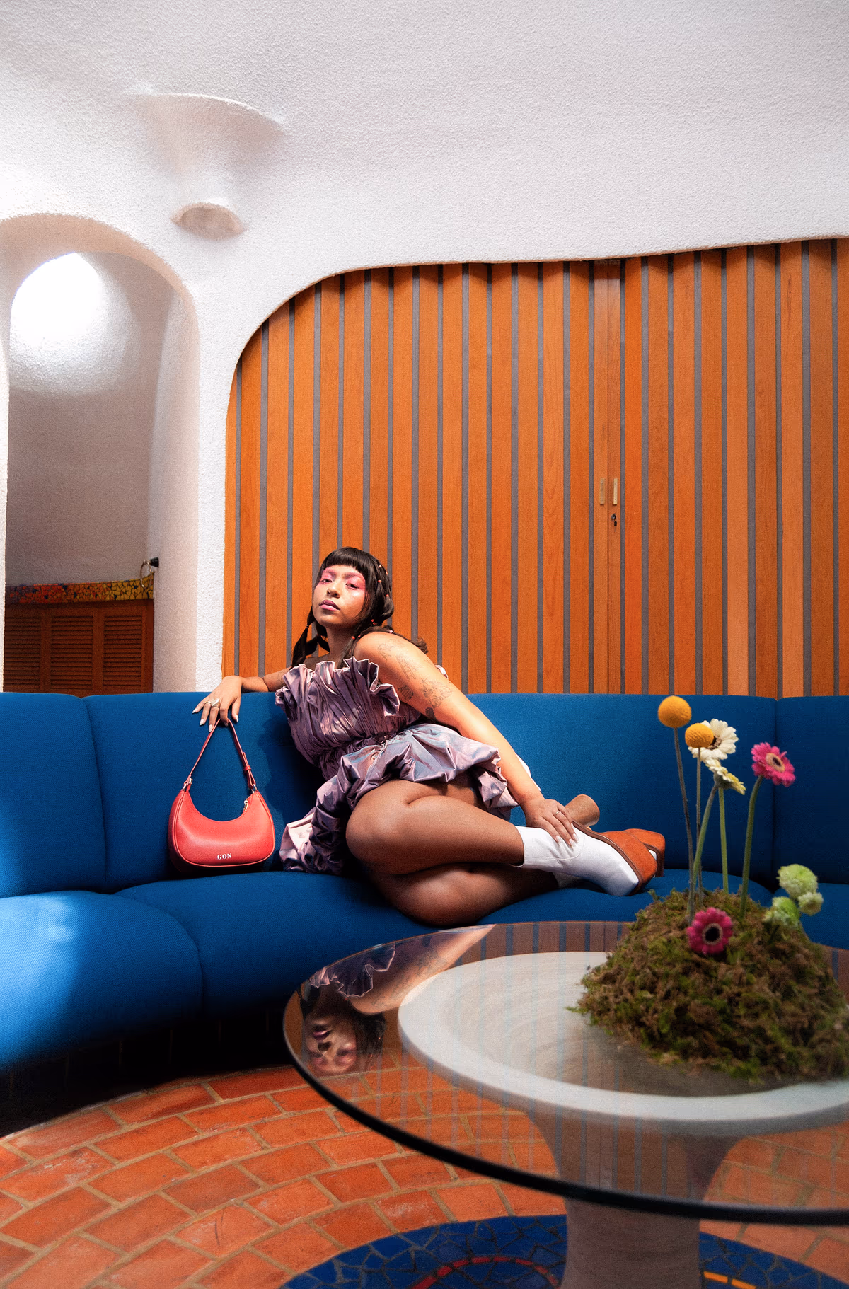 Mónica Caballero retratada para Serena 01 con un vestido de ABL ESTUDIO. Fotografía por Cristhian Noriega, marzo de 2025.