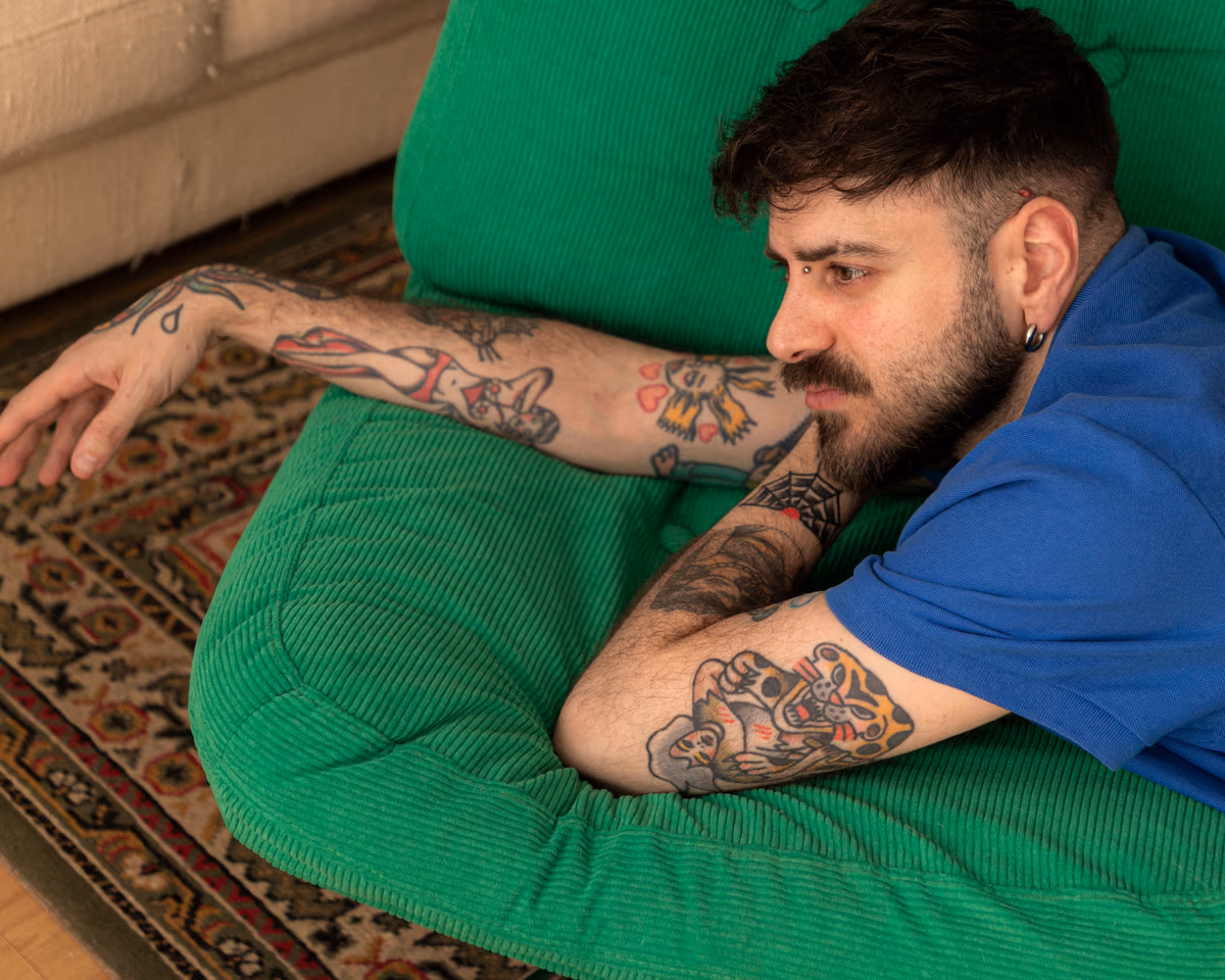 Rubén Cao retratado en su casa de Barcelona por Santiago Neyra