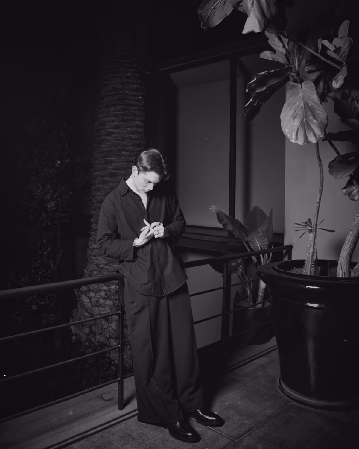 Santiago Terán retratado en Hotel Casa 9 vistiendo Nacionalíssimo. Fotografía por Daniel Nuhar, marzo de 2025.