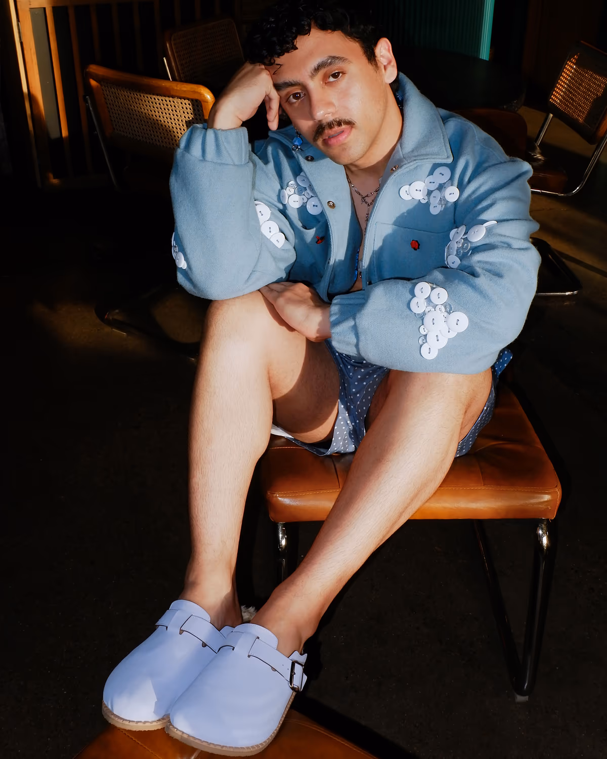 Christopher Naranjo con total look de Caballero Azul y zuecos modelo Jacaranda