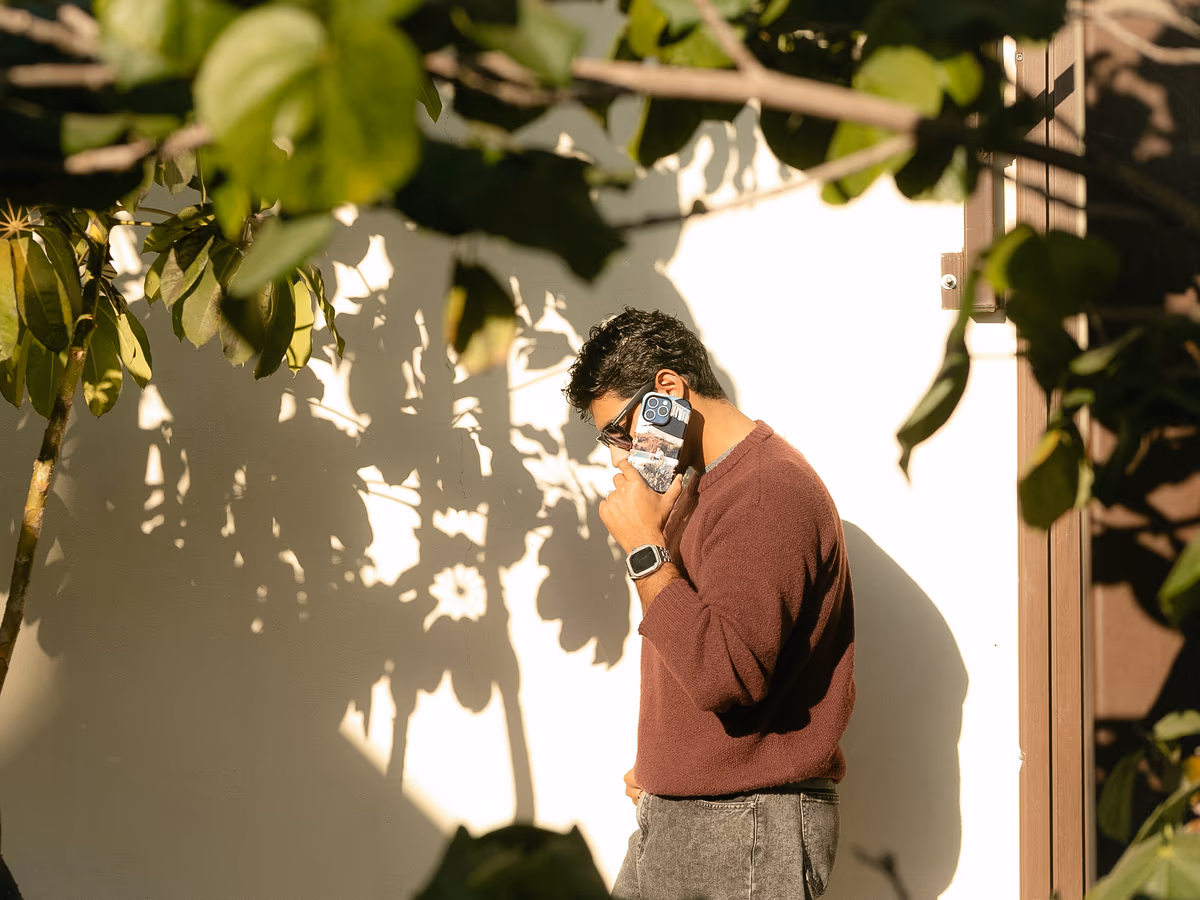 Funda para celular de Covrfly × Revista Serena, modelo Yuma Valle. Fotografía por Ricardo Klef.